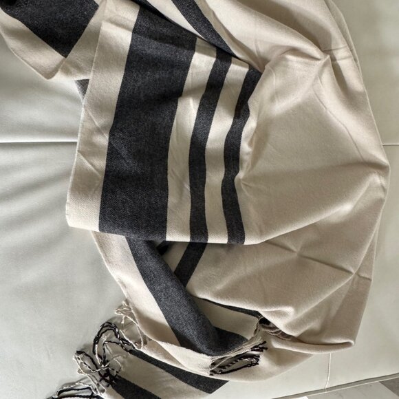 Brand new, never worn, Large Wool Wrap/ Scarf/ Shawl - Picture 2 of 6